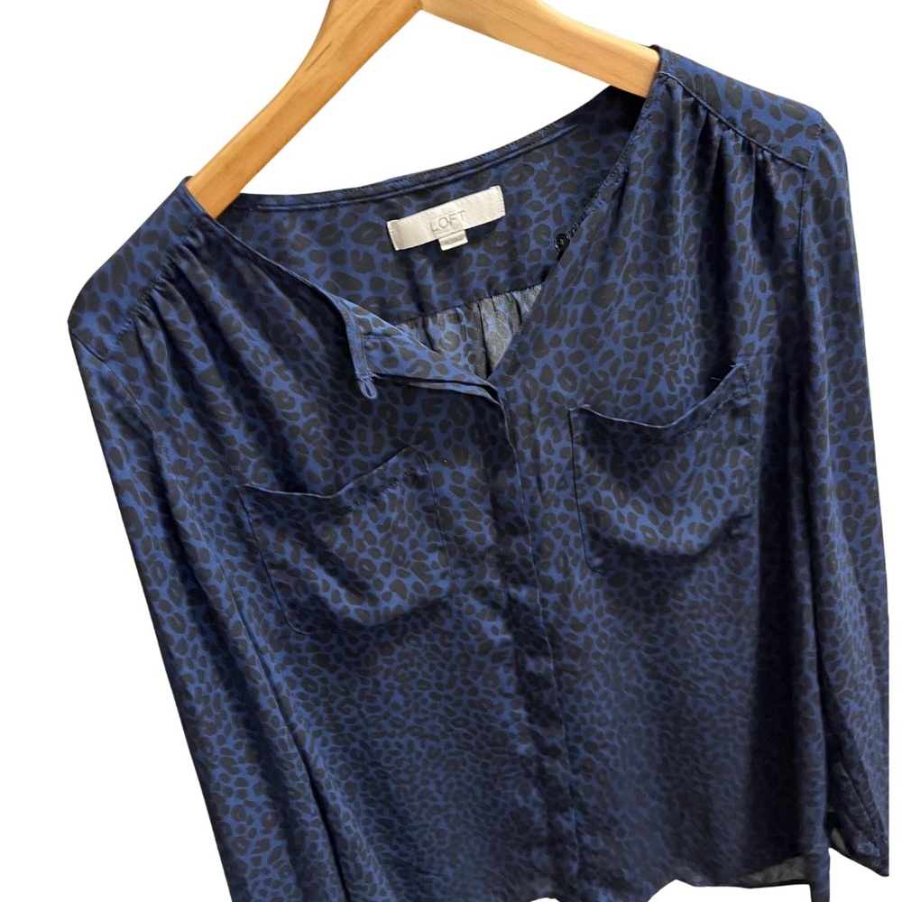 LOFT Navy Leopard Print Blouse – Long Sleeve – Size Medium 🖤 🐆 💙 - Picture 3 of 10